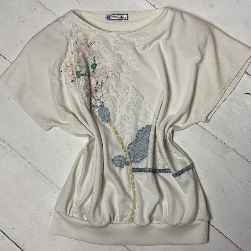 80s t-shirt with unique embroidery and details